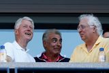 Palce jí držel i bývalý americký prezident Bill Clinton s přáteli...