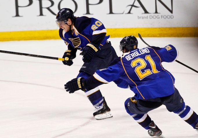 Alexander Steen a Patrik Berglund slaví gól St. Louis Blues