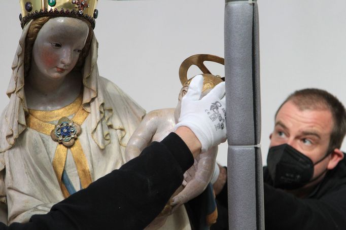 Převoz Plzeňské madony z katedrály svatého Bartoloměje do výstavní síně Masné krámy.