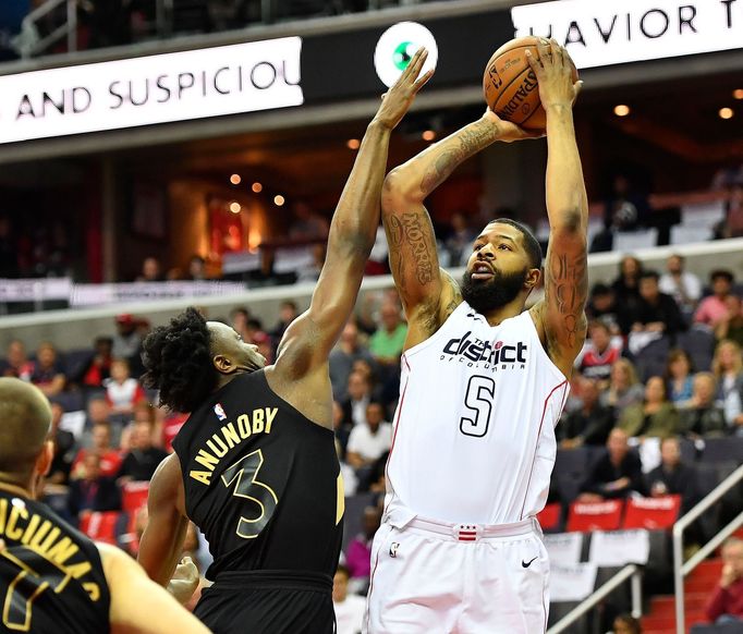 Play off NBA 2018, Washington - Toronto: střílející Markieff Morris (W) a bránící OG Anunoby (T)