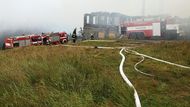 U místa požáru a také u Jelení boudy zřídili hasiči čerpací stanoviště pro doplňování vody do cisteren.