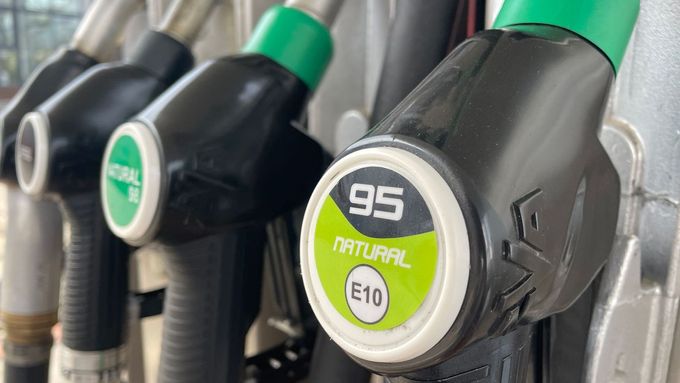 Přijali motoristé benzin E10 s větším podílem biolihu? Nahrává to prémiovým palivům