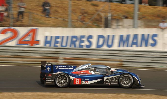 Peugeot 908 během čtyřiadvacetihodinovky v Le Mans 2011