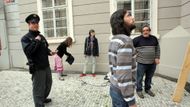 "Tak kdo to tady organizuje, abychom si ho mohli zapsat?" Ve Sněmovní ulici smí vyjadřovat své názory jen poslanci.