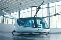 Budoucnost dopravy. Dron křížený s luxusním vozem má sloužit jako taxi či záchranka