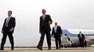 Surrounded by Secret Service agents, U.S. President Barack Obama walks from Air Force One upon his arrival in Columbus, Ohio September 17, 2012. REUTERS/Kevin Lamarque (UNITED STATES - Tags: POLITICS ELECTIONS TRANSPORT) Published: Zář. 17, 2012, 7:24 odp.