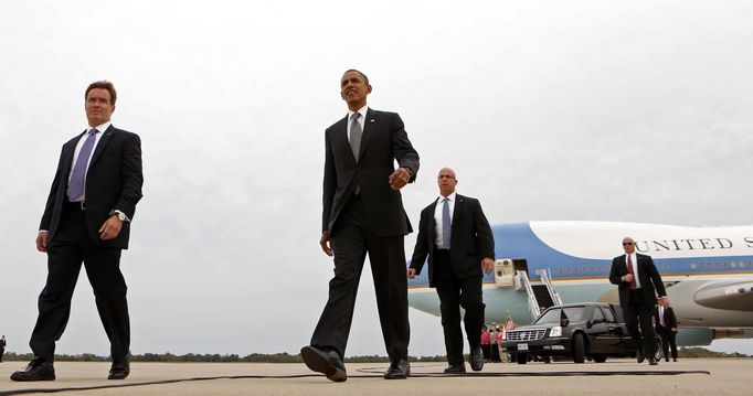 Surrounded by Secret Service agents, U.S. President Barack Obama walks from Air Force One upon his arrival in Columbus, Ohio September 17, 2012. REUTERS/Kevin Lamarque (UNITED STATES - Tags: POLITICS ELECTIONS TRANSPORT) Published: Zář. 17, 2012, 7:24 odp.