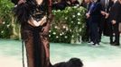 Zpěvačka Dua Lipa na květnovém plesu Met Gala.