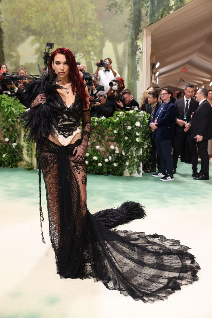 Zpěvačka Dua Lipa na květnovém plesu Met Gala.