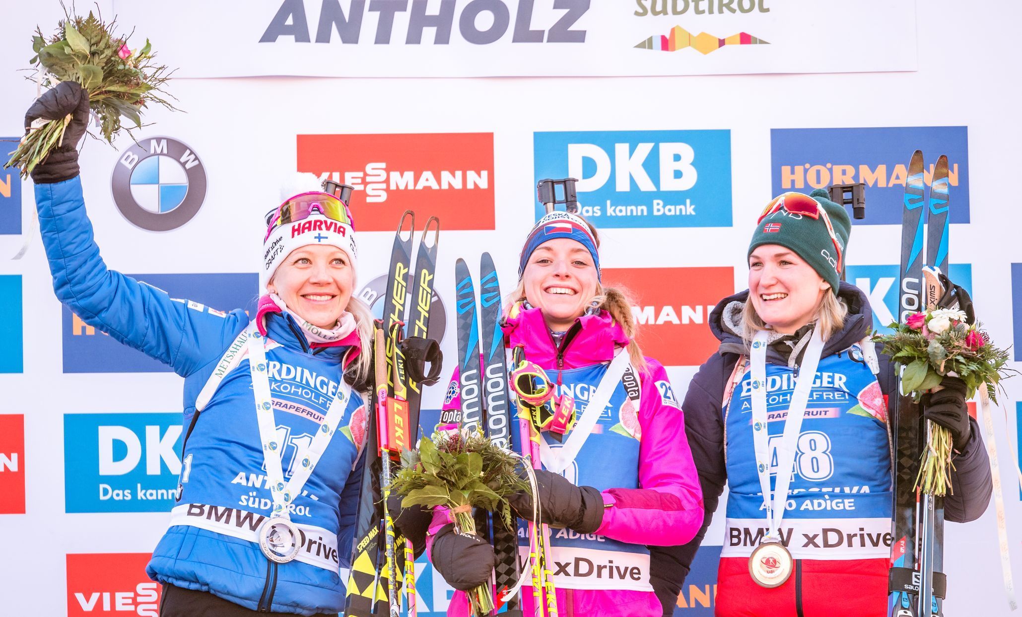 biatlon, SP 2018/2019, sprint v Anterselvě, zleva Kaisa Mäkäräinenová, Markéta Davidová a Marte Olsbuová Röiselandová