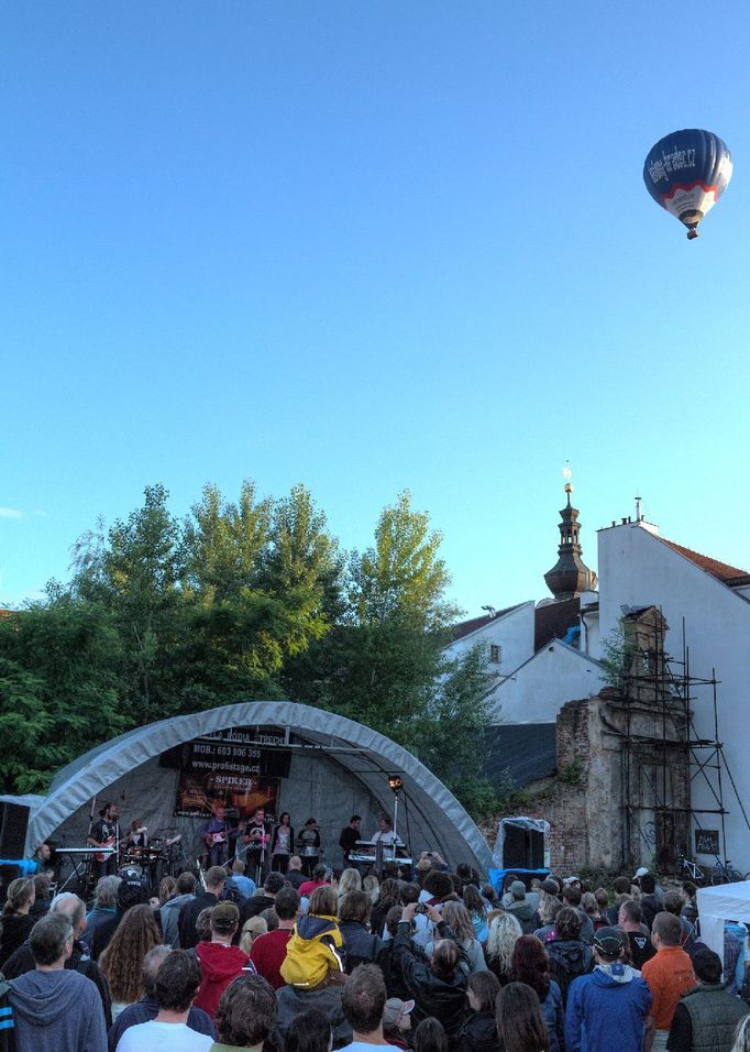 "Koncert skupiny Pink Floyd revival se konal v podvečerních hodinách na Kavčím plácku v Hradci Králové," napsal autor fotografie Martin Horký.