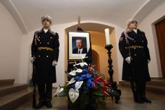 Zemřel Václav Havel. Hoří svíčky a Českem zněly zvony