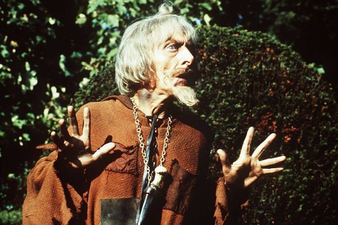 Podivínského čaroděje Čáryfuka si v komediálním britském seriálu zahrál Geoffrey Bayldon.