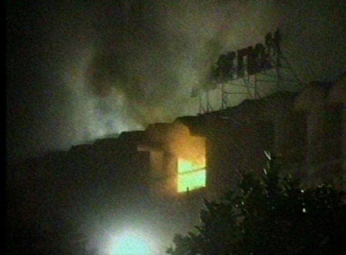 Hotel Marriott ihned po výbuchu zachvátil prudce se šířící požár