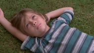 CHLAPECTVÍ (BOYHOOD). Režisér Richard Linklater proslul zejména trilogií Před úsvitem, Před soumrakem a Před půlnocí. Letos uvedl další dlouhodobý projekt: studii o dospívání s názvem Chlapectví. Linklater film natáčel celých dvanáct let. „Byl to skok do prázdna, nikdo nemohl vědět, co se za ty roky stane,“ popsal režisér vznik filmu: „Nejspíš to bylo i protiprávní. Jak můžete šestileté dítě podepsat ke spolupráci na dvanáct let?“ Během té doby se režisér se svými herci sešel k pouhým 39 natáčecím dnům.