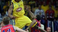 Maceo Baston z Maccabi Tel Aviv v doskoku s Alekxejem Savrasenkem (vlevo) a Davidem Vanterpoolem z CSKA Moskva.