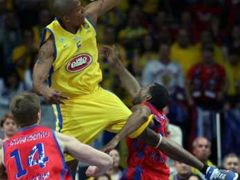 Maceo Baston z Maccabi Tel Aviv v doskoku s Alekxejem Savrasenkem (vlevo) a Davidem Vanterpoolem z CSKA Moskva.