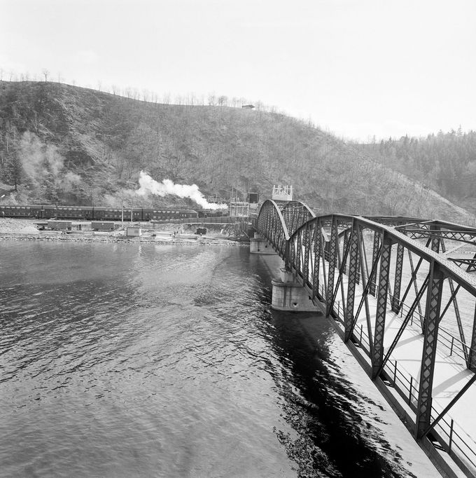 Příprava natáčení filmu Most u Remagenu v Davli, 25.4.1968: vltavský most s dostavovanými věžemi a místem pro falešný tunel.