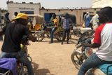 Moto taxislužba v Agadezu na autobusovém nádraží, kam přijíždí velká část migrantů.