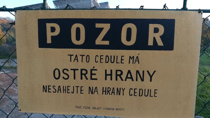 Nejlepší cedule 2019: Zachraňte ploštici, dodržujte rozmnožovací dobu a pozor na děla