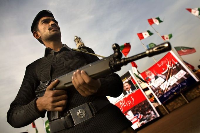 A policeman patrols during a political rally by Pakistan's All Parties Democratic Movement (APDM) in Lahore February 16, 2008. APDM, an alliance of several political parties, has decided to boycott the upcoming February 18 general elections. REUTERS/Jerry Lampen (PAKISTAN)