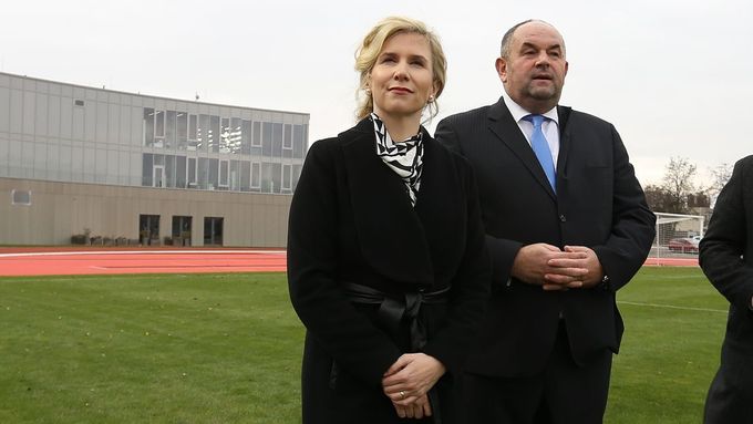 Kateřina Valachová ještě jako ministryně po boku tehdejšího šéfa českého fotbalu Miroslava Pelty