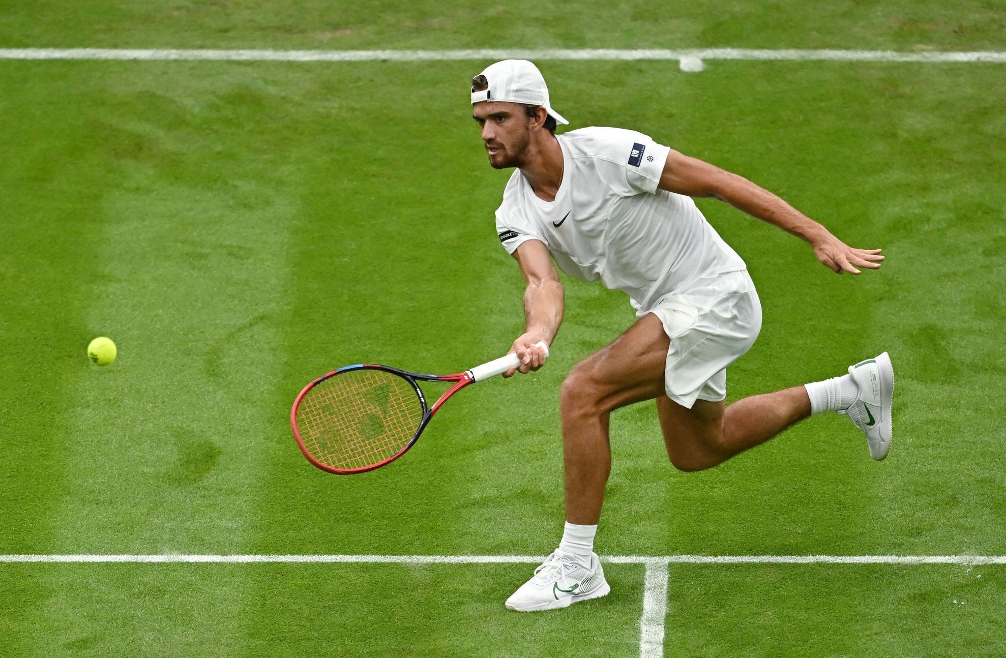 Tomáš Macháč v utkání prvního kola Wimbledonu 2023