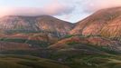 Rozkvetlá letní pole v okolí italské vesnice Castelluccio di Norcia