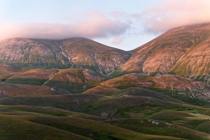 Rozkvetlá letní pole v okolí italské vesnice Castelluccio di Norcia