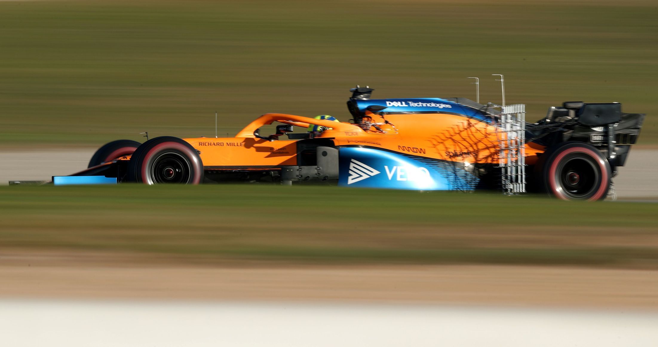 Lando Norris v McLarenu při prvních testech F1 v Barceloně 2020