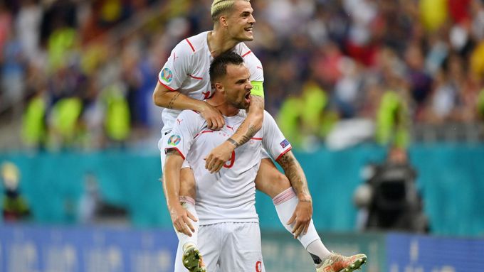 ME ve fotbale 2021, Francie - Švýcarsko: Haris Seferovic a Granit Xhaka slaví gól na 0:1.