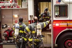 Na hasiče v Kalifornii zaútočil střelec, jeden hasič zemřel