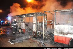 Autobus, který jezdí na letiště, hořel. Škoda je 1,5 milionu, cestující stihli vystoupit