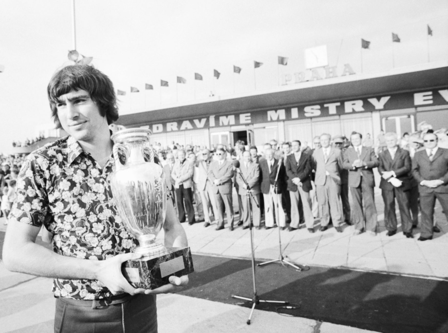 Anton Ondruš na pražské Ruzyni s pohárem pro mistra Evropy ve fotbale 1976