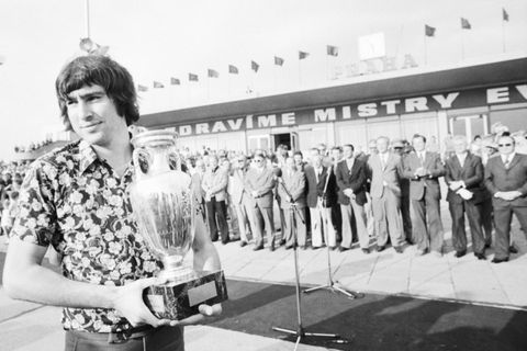 Na stole ležela nabídka Bayernu, ale prchat nechtěl. Kapitán mistrů Evropy slaví 70