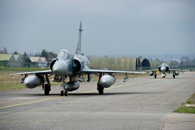 Dva stroje Dassault Mirage 2000-5 se připravují na start na základně v Dijonu.