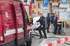 V centru Plzně zaútočila žena kyselinou, zasáhla tři lidi. Jednu ze zraněných vezl vrtulník do Prahy