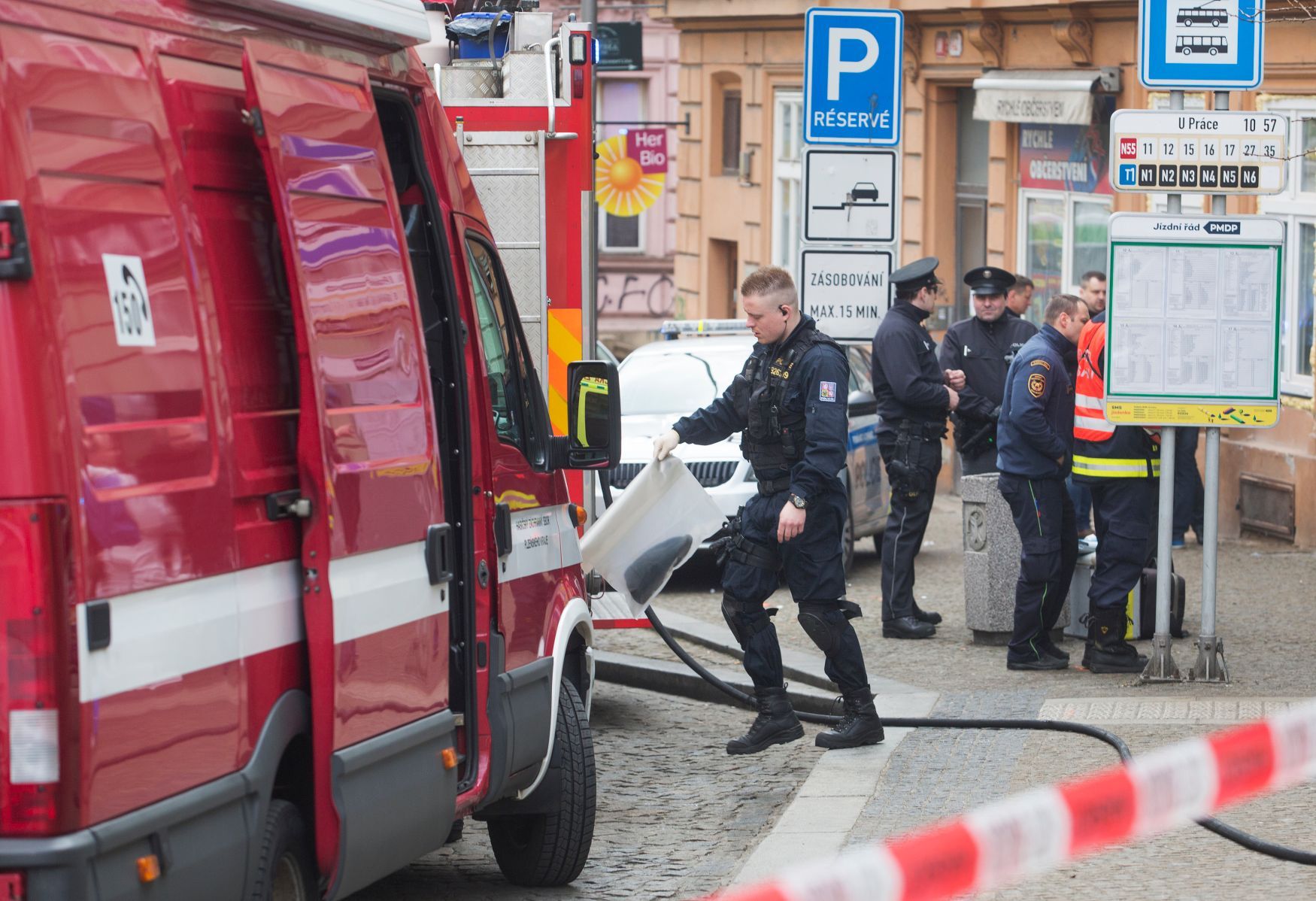 Policisté zasahují na Americké třídě v Plzni, kde žena zaútočila v nočním klubu kyselinou.
