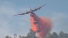 A P2V air tanker drops fire retardant on a section of Gila National Forest in southwest New Mexico in this U.S. Forest Service handout photo taken June 2 and released June 5, 2012. The so-called Whitewater-Baldy Complex fire was ignited by lightning on May 16 in the rugged high country of New Mexico's Gila National Forest AND has now scorched more territory than any other recorded blaze in the state's history, over 255,000 acres. REUTERS/Aaron Baldridge/USFS Gila National Forest/Handout (UNITED STATES - Tags: ENVIRONMENT DISASTER) THIS IMAGE HAS BEEN SUPPLIED BY A THIRD PARTY. IT IS DISTRIBUTED, EXACTLY AS RECEIVED BY REUTERS, AS A SERVICE TO CLIENTS. FOR EDITORIAL USE ONLY. NOT FOR SALE FOR MARKETING OR ADVERTISING CAMPAIGNS Published: Čer. 6, 2012, 3:05 odp.