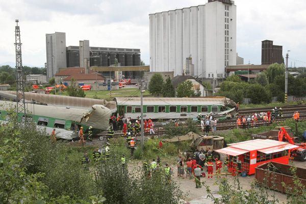 Expres narazil u Studénky do mostu