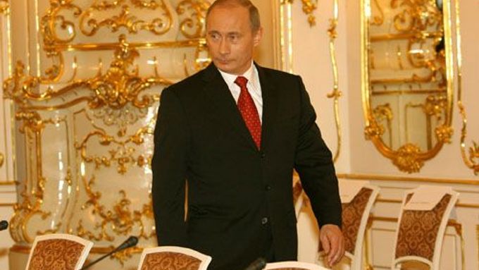 Vladimír Putin přichází za stůl k jednání delegací v Zrcadlovém sále
