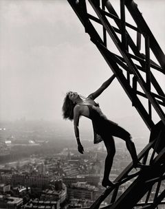 Tinu Turner na Eiffelově věži v Paříži vyfotil Peter Lindbergh roku 1989 pro singl Foreign Affair.