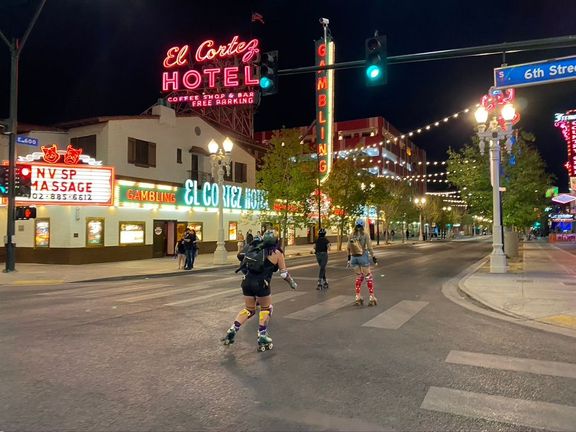 Centrum původního Las Vegas, které se nachází několik kilometrů od Stripu. Měsíce tu ulice zely prázdnotou.