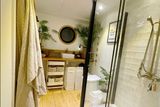 Jedním z nejkrásnějších míst v jejím domově je koupelna. Je v ní prostorný sprchový kout a kompostovací toaleta, která umí přefiltrovat moč. Ta se pak využívá k zalévání zahrady v podobě zelených břehů.