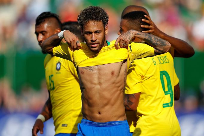 Neymar oslavuje druhou branku Brazílie v přípravném utkání před MS 2018 proti Rakousku.