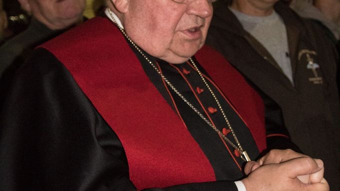 Kardinál Duka během noční modlitby za padlé parašutisty u kostela sv. Cyrila a Metoděje v Praze.