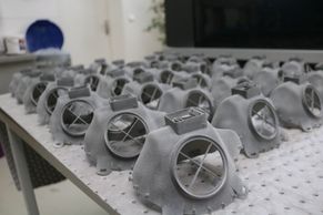Výroba respirátorů z 3D tiskárny se rozbíhá. S vývojem pomáhají čeští vědci i firmy