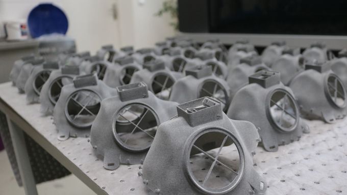 Výroba respirátorů z 3D tiskárny se rozbíhá. S vývojem pomáhají čeští vědci i firmy