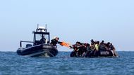 Na místě asistují francouzští četníci, kteří migrantům distribuují záchranné vesty. Jejich role osciluje mezi pomocí a dohledem. Sami dobře vědí, že bez výstroje by cesta mohla skončit tragédií.