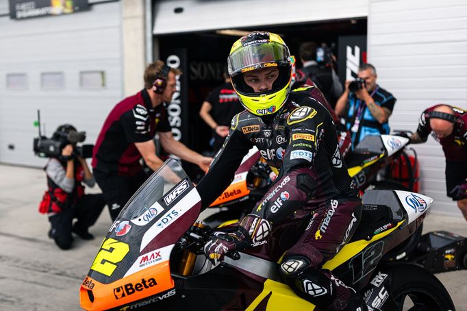 Filip Salač na motocyklu Moto2 v barvách ELF Marc VDS Racing Teamu během VC Maďarska 2025